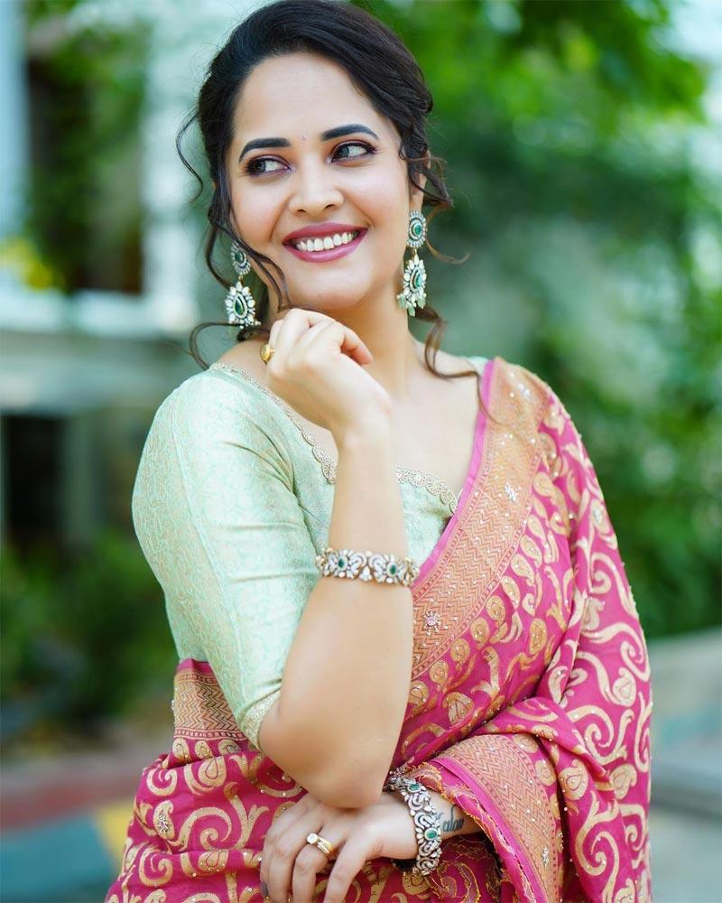Anasuya Targets Vijay by Praising Anand