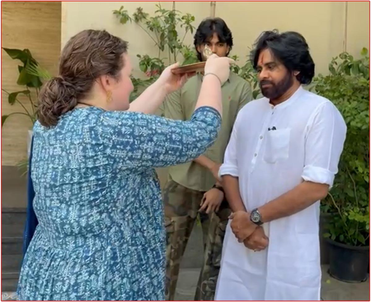 Anna Lezhneva Gives Haarati To Pawan Kalyan