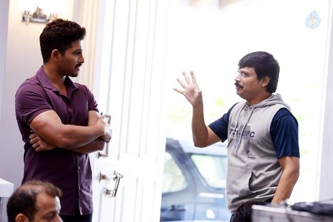 Balayya Fans Supporting Sarrainodu!