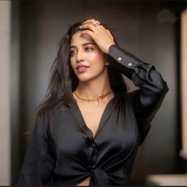 Daksha Nagarkar blazes in black selfie