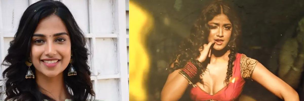 Raviteja Romancing Two Freshers!