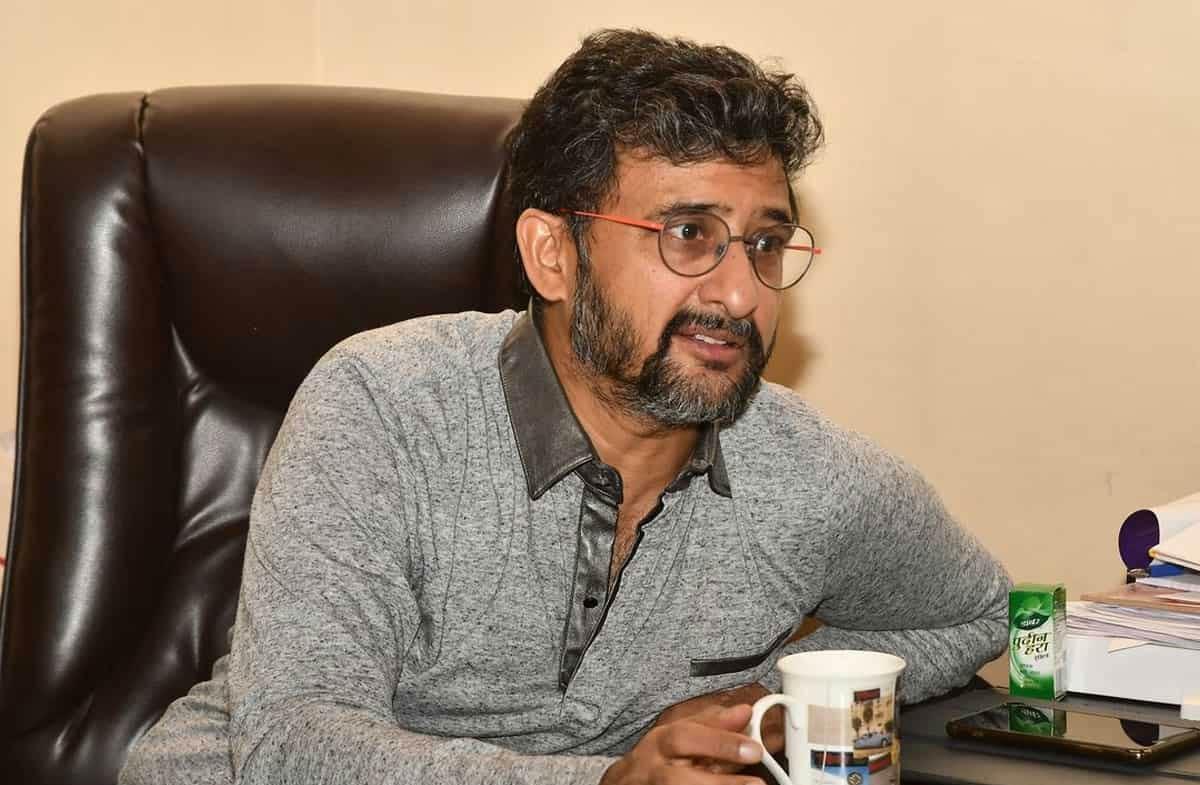 Daring director to unravel the death mystery