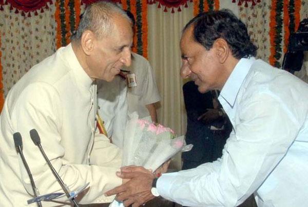 Governor praises KCR's vision for 'Bangaru Telangana'