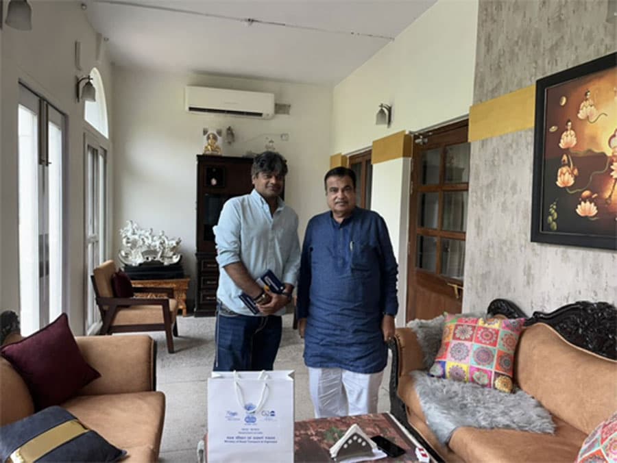 Harish Shankar meets Nitin Gadkari