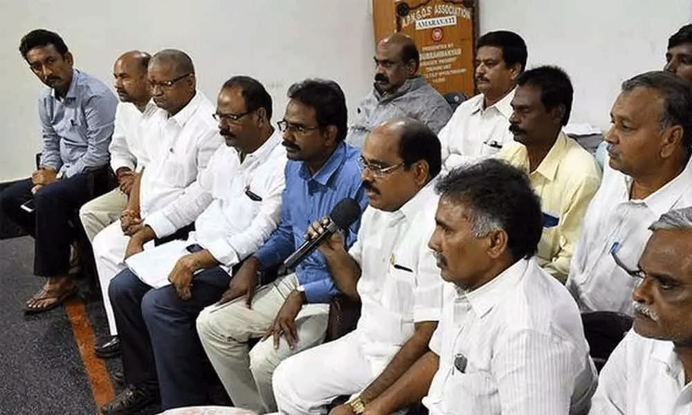 Jagan Reddy Comedy! IAS Officers Sodi Kaburlu to Employees!