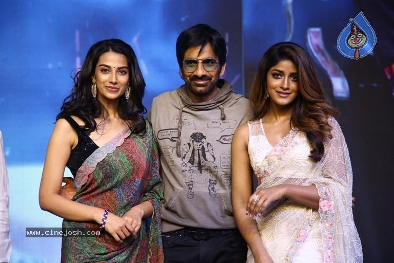 Khiladi pre-release celebrated in style