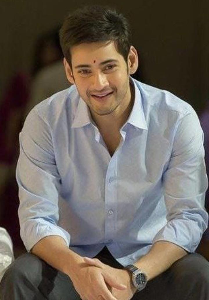 Mahesh Babu helps a young child
