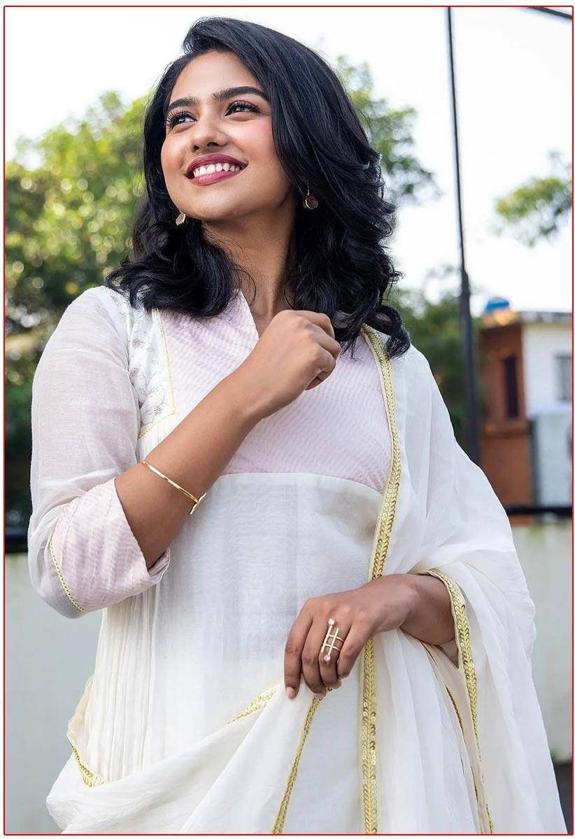 Mamitha Baiju Mobbed By The Crowd