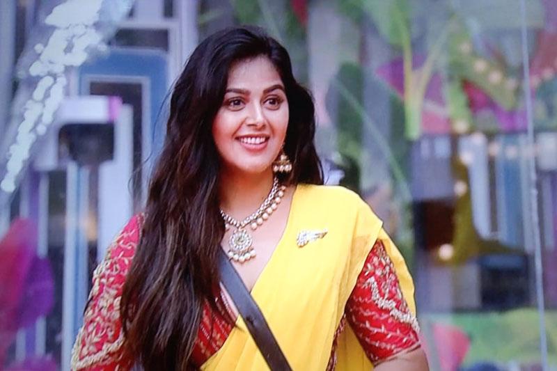 Nagarjuna Offers Heroine Chance To Bigg Boss Contestant?