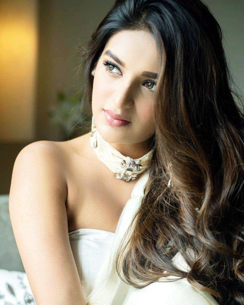 Nidhhi beauty moves in maroon