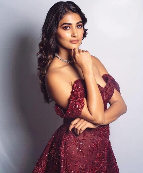 Hot Pic: Pooja Hegde Flaunts Sexy Curves
