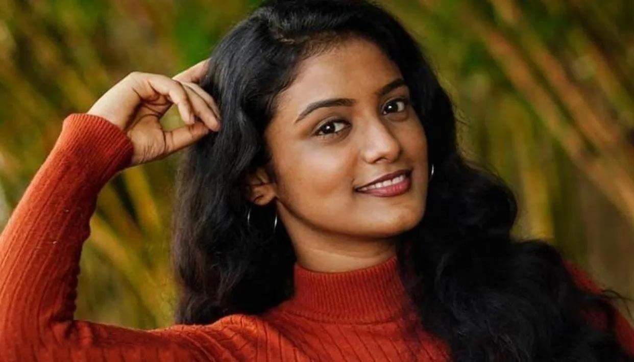 Telugu Actress Became Doctor For Mom, Treating Covid Patients