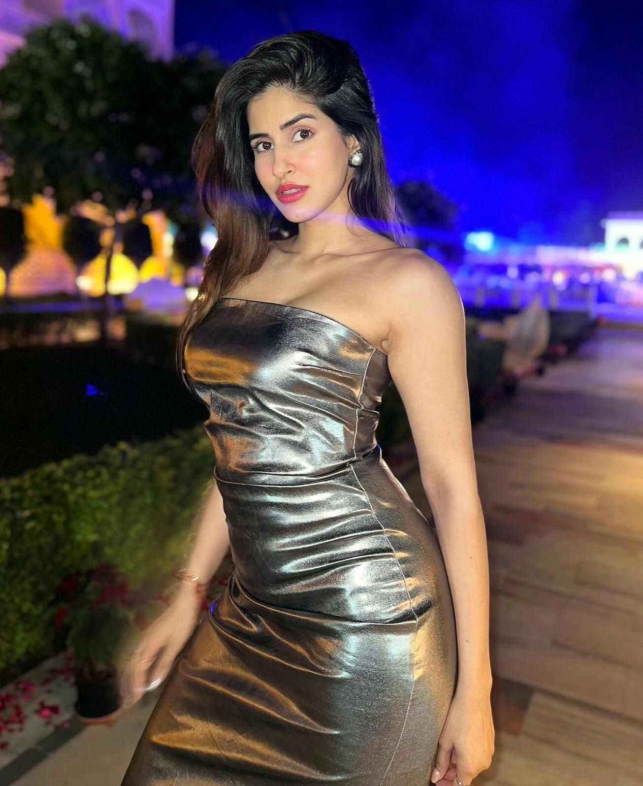 Sakshi turns sensuous in bodycon
