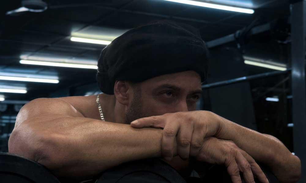 Salman goes shirtless fans go wild