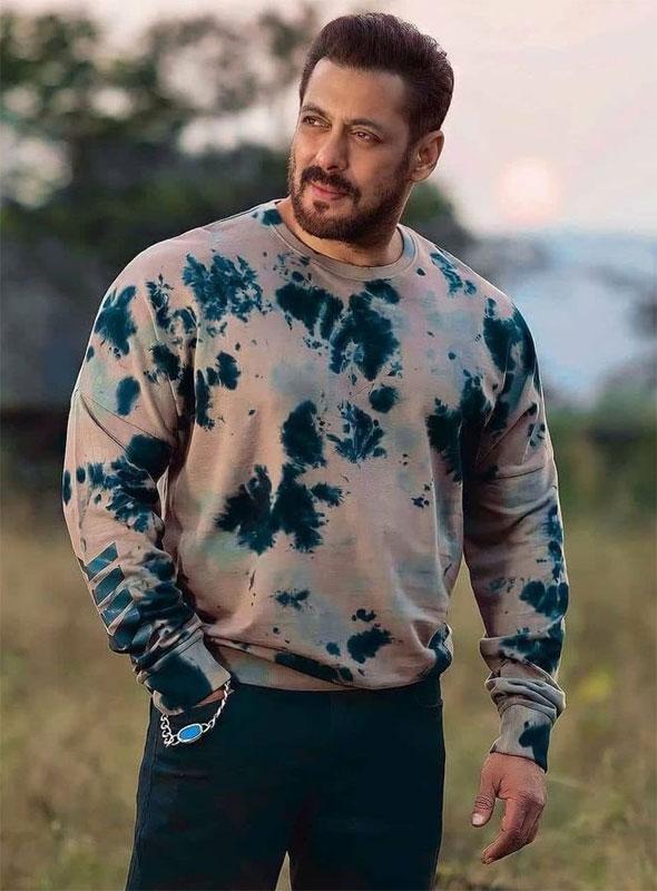 Salman Khan gets bitten by a snake