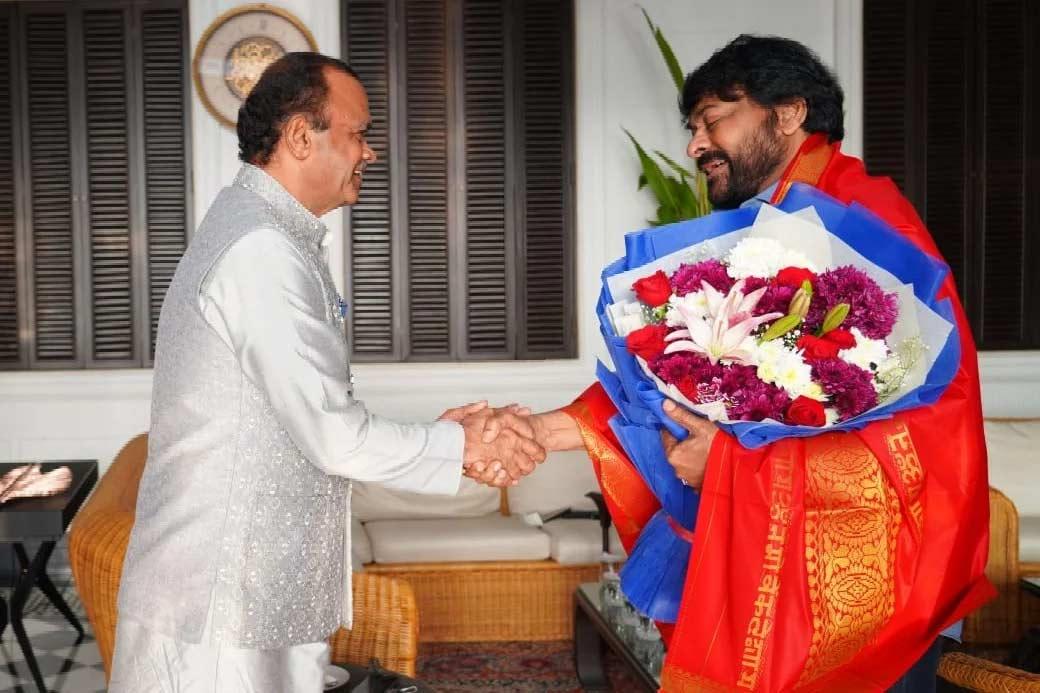 Komati Reddy Venkat Reddy felicitates Chiranjeevi
