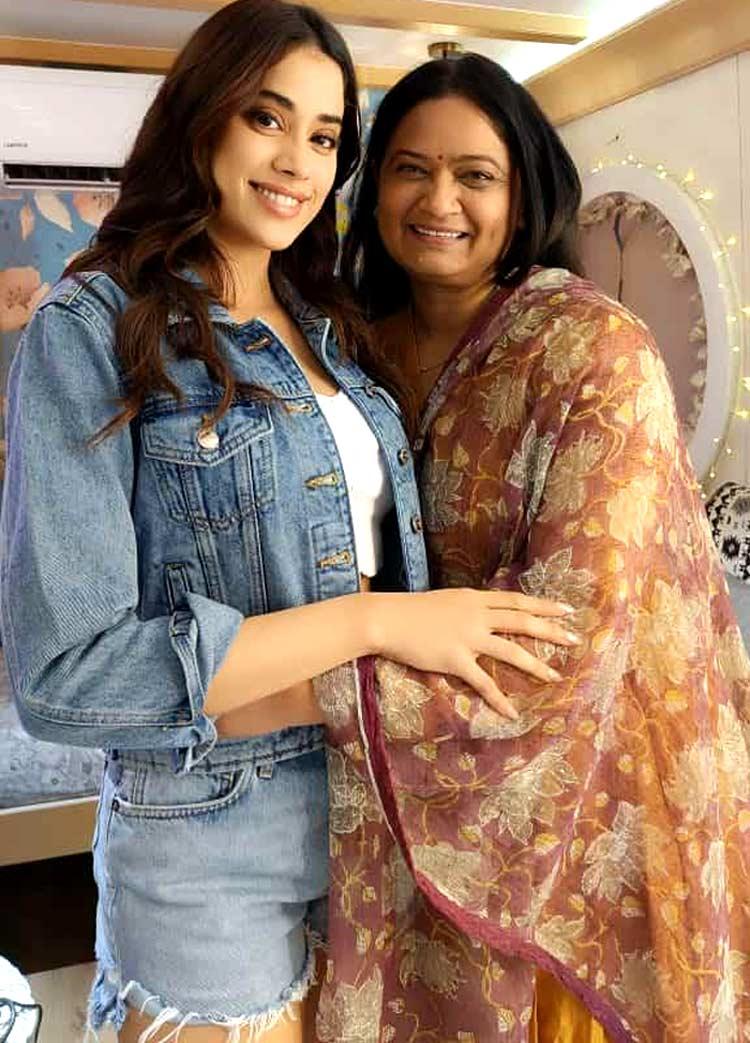 Janhvi Kapoor with Vijay Devarakonda's Mother