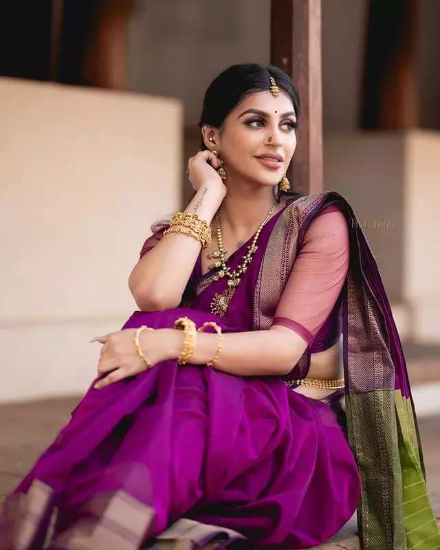 Yashika Aannand spellbinds in pink saree