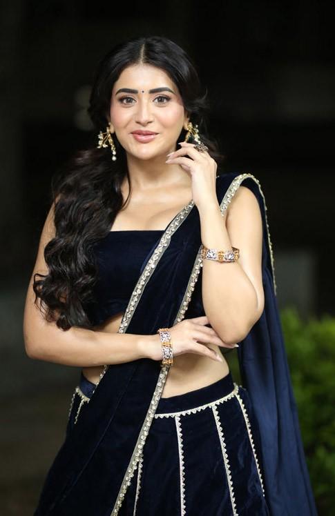 Rashi Singh Photos