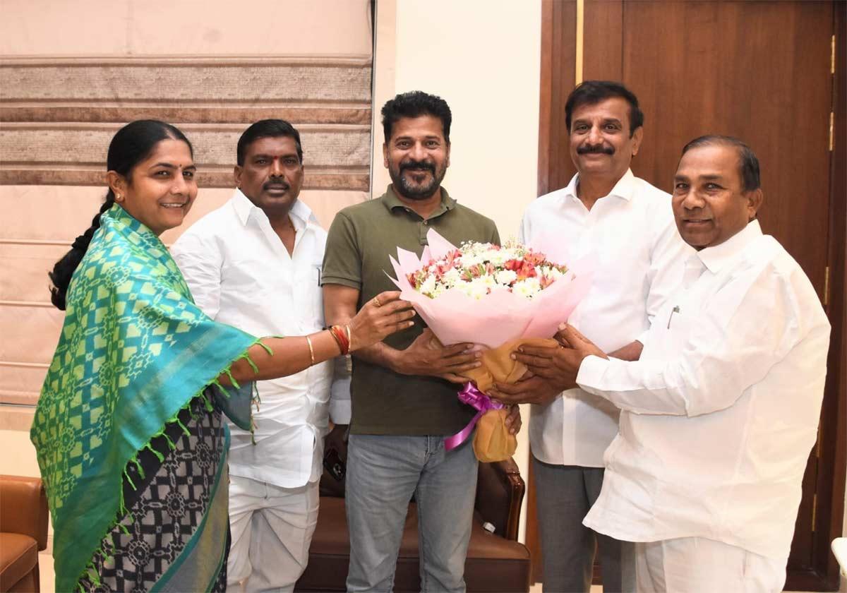 4 BRS MLAs Meet CM Revanth, Sparks Speculations