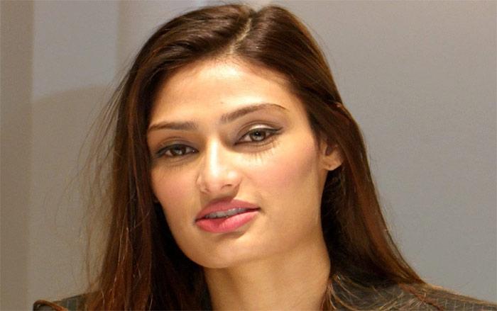 Abhishek Bachchan Supports To Actress Athiya Shetty