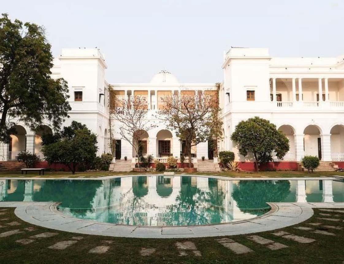 Actress Atma in 800 crore palace