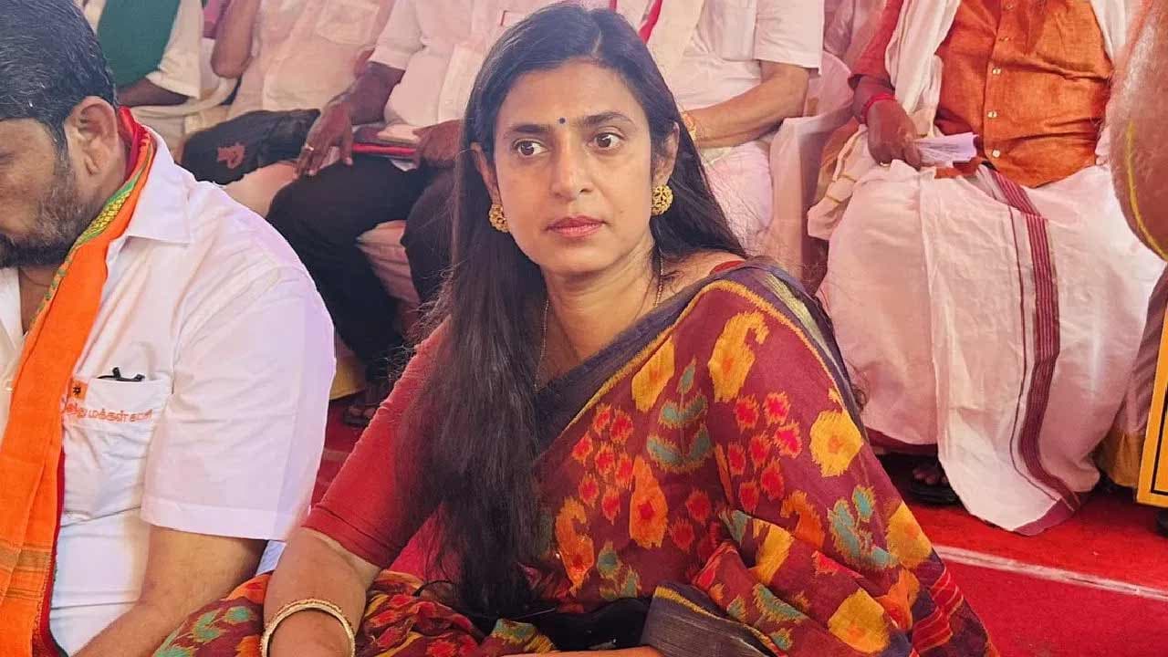 Actress Kasthuri escaped from the police