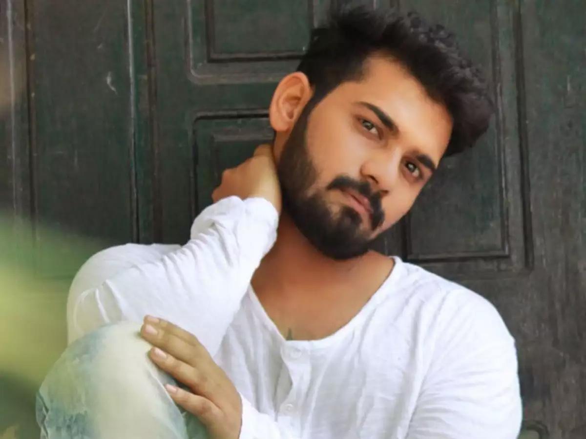 Akhil Sarthak fake persons in the Bigg Boss house 