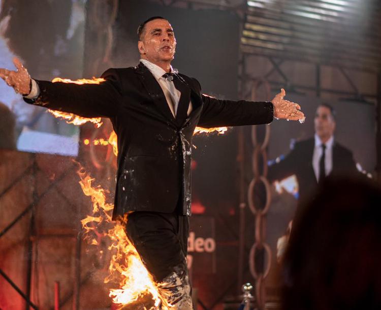 akshay kumar sets himself on fire
