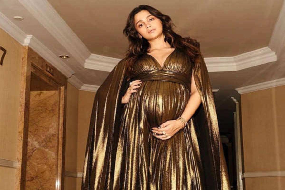 Alia Bhatt Arrives At Mumbai Hospital
