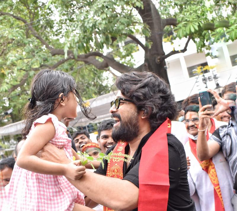 Allu Arjun and his staff bid adieu to Lord Ganesh
