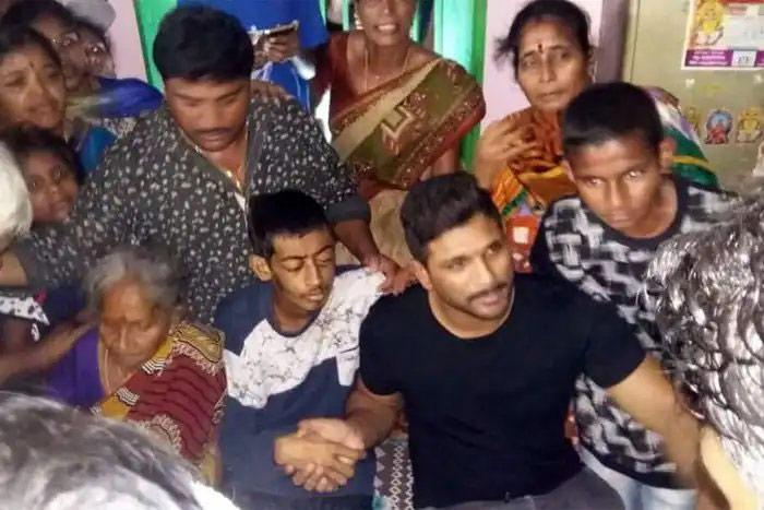 Allu Arjun Visits His Ailing Fan
