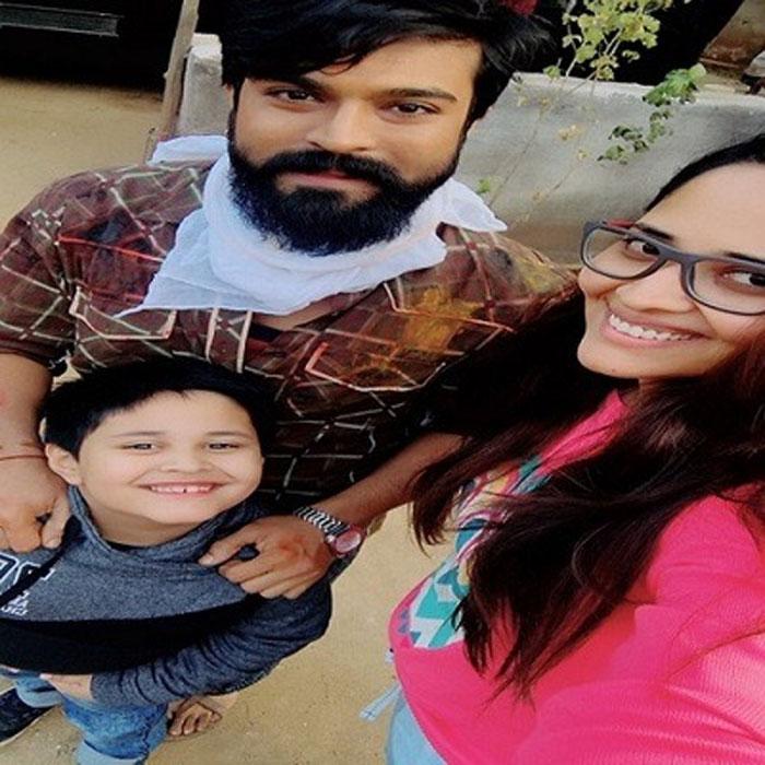 Anasuya Bharadwaj selfie with Ram Charan