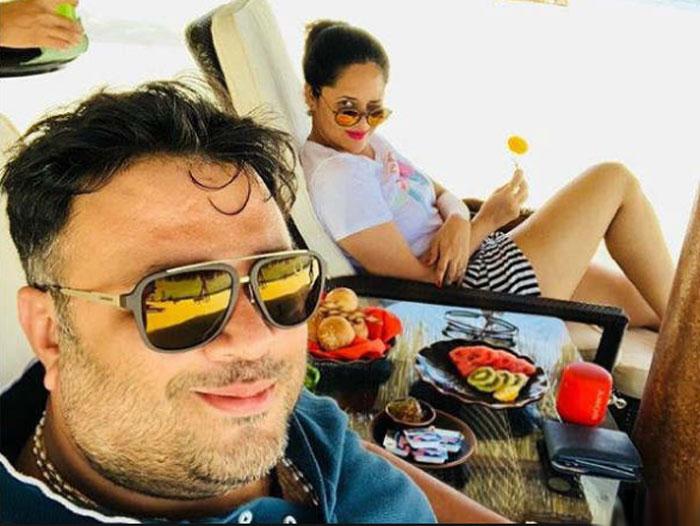Anchor Anasuya celebrates wedding anniversary
