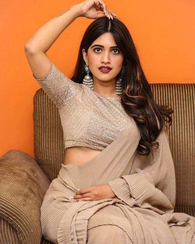 Anchor sravanthi chokarapu looks gergeous