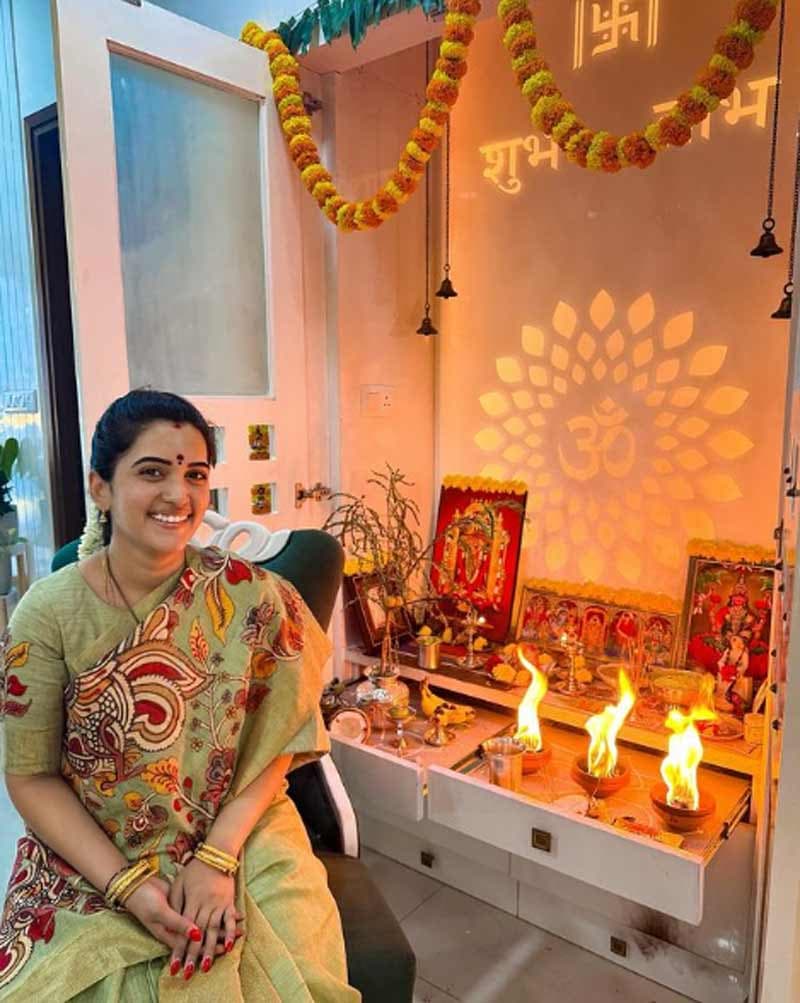 Anchor Sravanthi discharged from hospital