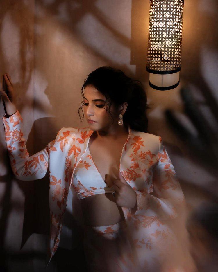 Anjali stunning look