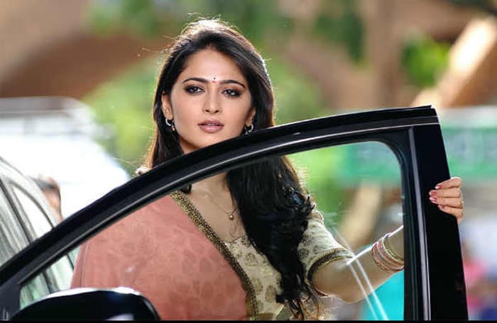 Anushka 12 Lakhs Gift to Her Caretaker