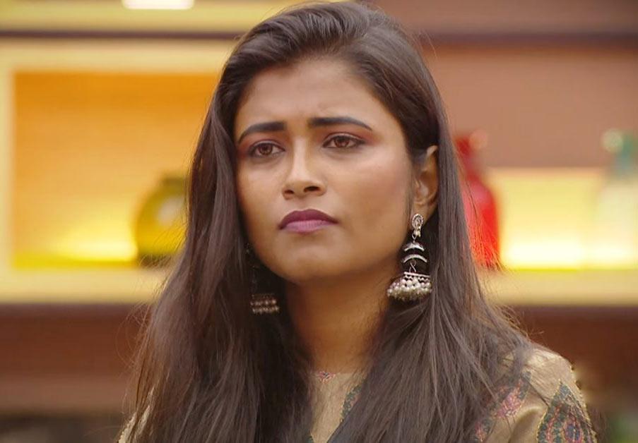 Bigg Boss 6: Geetu crying on stage