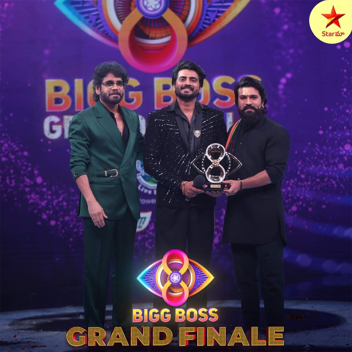 Bigg Boss 8 - Nikhil Lifts Trophy in Grand Finale