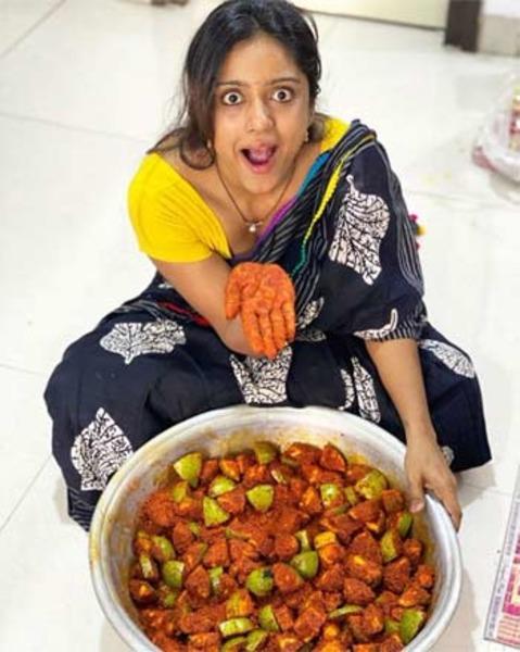 Bigg boss beauty preparing Avakaya..