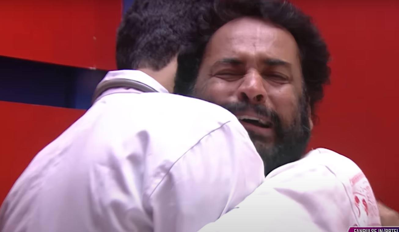 Bigg Boss Sivaji cried seeing his son