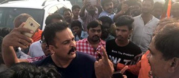 BJP workers attack Hero Sivaji at Gannavaram airport in Vijayawada