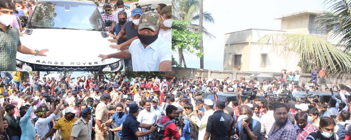 Celebration outside Shah Rukh Khan home Mannat as fans