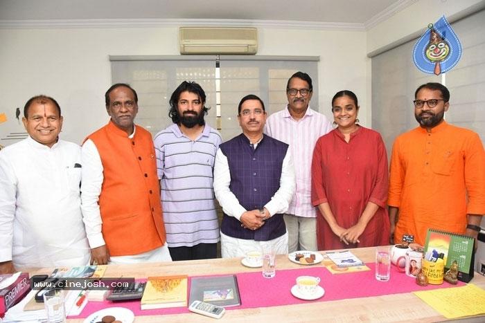 Central Minister Meets Producer Ashwini Dutt