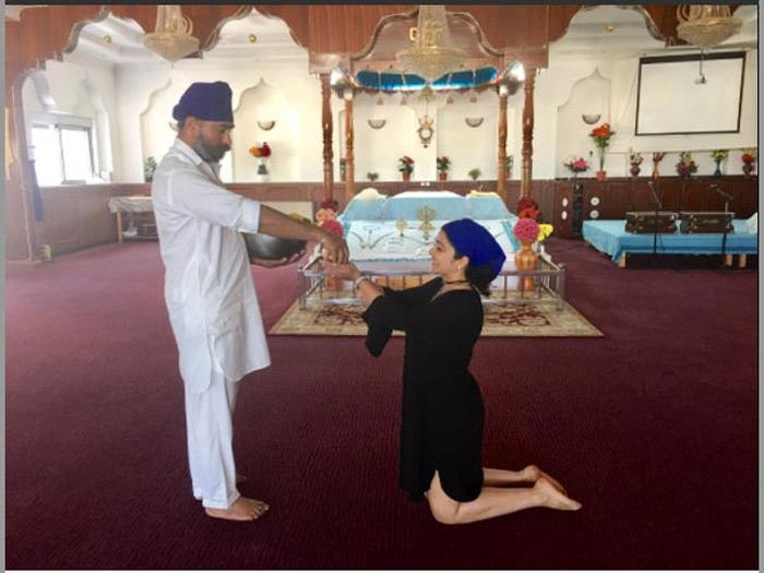 Charmi, Skimpy Exposing In Lisbon Gurudwara