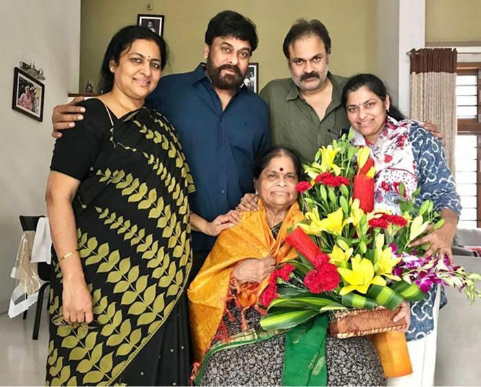 Chiranjeevi, Naga Babu take blessings of their mother
