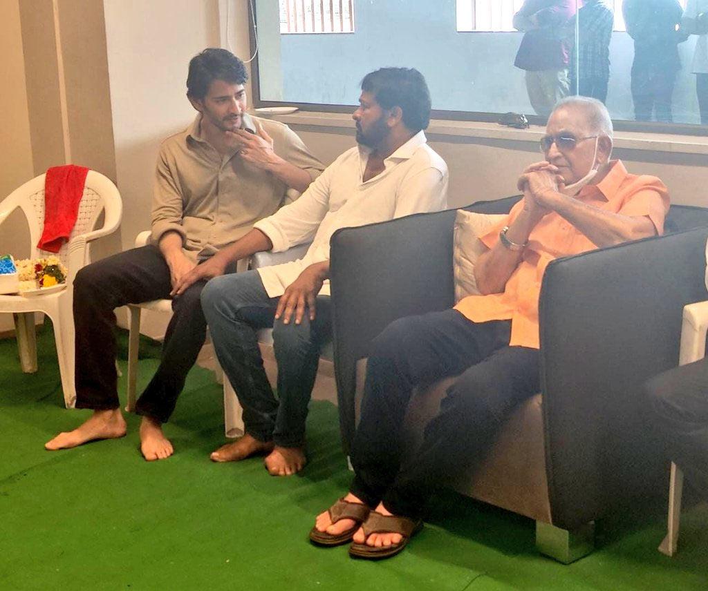 Chiranjeevi personally met and consoled Krishna garu and Mahesh