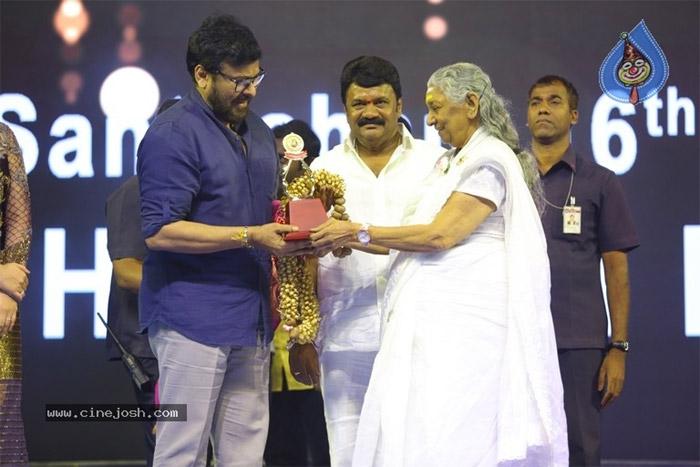 Chiranjeevi Takes Award From S Janaki at Santosham Awards