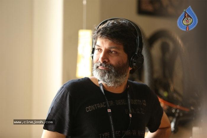 Controversy on PSPK25 Movie Baitikochi Chuste Lyrics 